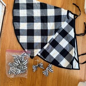 Tree skirt - Bw plaid tree Skirt and Bows